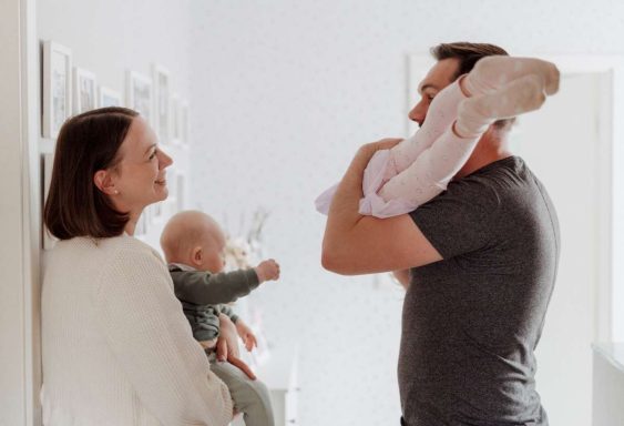 Mutter hält Baby und Papa die Tochter im Arm