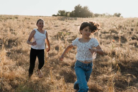 Kinder spielen auf einem Feld