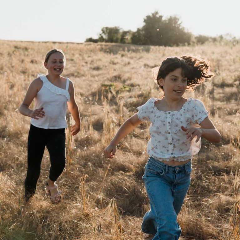 Zwei Kinder spielen auf einem Feld