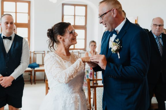 Ehemann hält Hand der Ehefrau