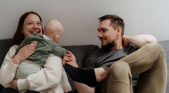 Eltern mit Baby auf der Couch