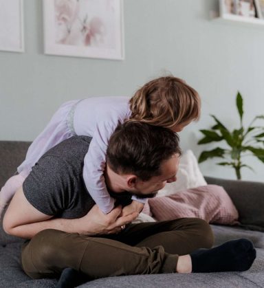 Papa und Tochter spielen