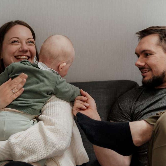 Paar mit Baby auf der Couch