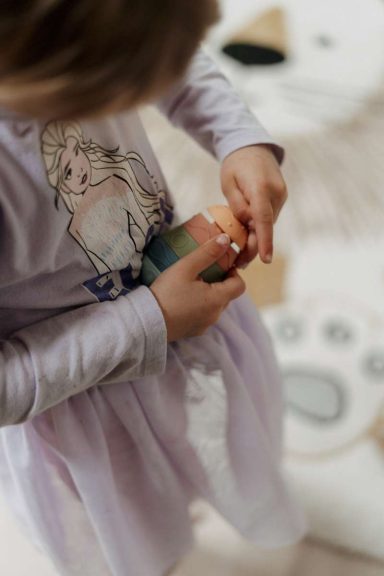 Kleine Kind spielt