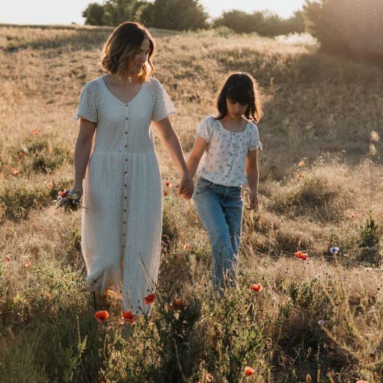 Mutter und Kind gehen auf einem Feld spazieren Mutter und Kind gehen auf einem Feld spazieren