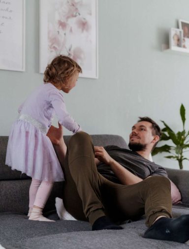Papa auf der Couch mit seiner Tochter